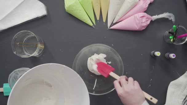 Tek Boynuzlu Temalı Vanilyalı Kekleri Süslemek Için Renkli Krema Kremalı — Stok video