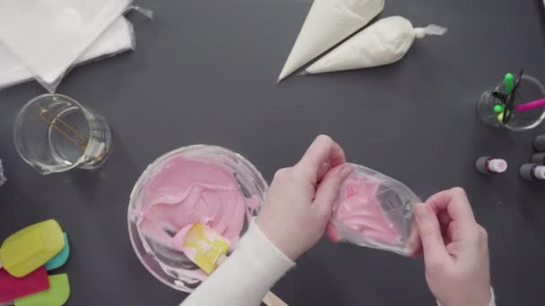 Het Bereiden Van Piping Zakken Met Kleurrijke Boterroom Glazuur Versieren — Stockvideo