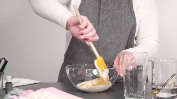 Preparando Sacos Tubulação Com Cobertura Creme Manteiga Colorido Para Decorar — Vídeo de Stock