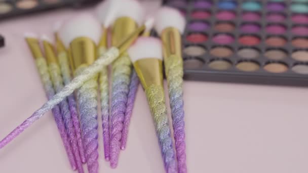 Brushes Makeup Bertema Unicorn Dan Palet Pada Latar Belakang Putih — Stok Video