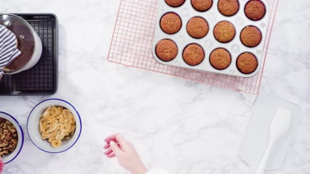 Banánkenyérből Készült Muffinok Díszítése Házi Készítésű Karamellel Banánzsetonnal Dióval — Stock videók