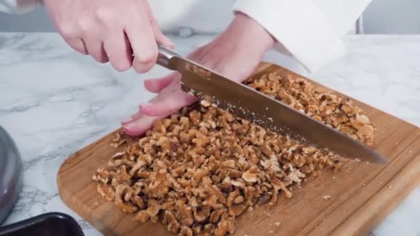 Нарезание Грецких Орехов Кухонным Ножом Деревянной Доске — стоковое видео