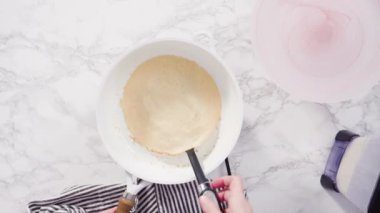 Düz yatıyordu. Orta sıcaklıkta küçük bir tavada krep yapmak..