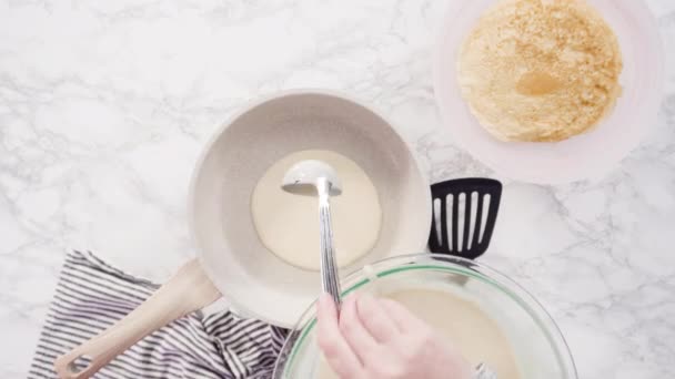 Tijd Verstrijkt Plat Gelegd Crêpes Maken Een Kleine Koekenpan Middelhoog — Stockvideo