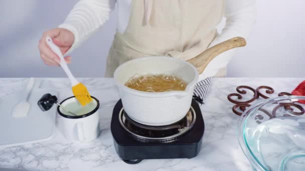 Azúcar Caramelizante Una Olla Pequeña Sobre Pequeña Estufa Eléctrica — Vídeos de Stock