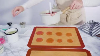 Ev yapımı böğürtlen aromalı lolipoplar yapıyorum..