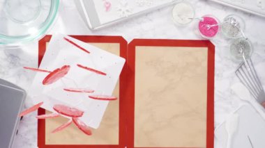 Ev yapımı böğürtlen aromalı lolipoplar yapıyorum..