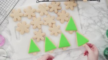 Kar taneleri şeklinde şekerli kurabiyeler ve pembe bir krema..