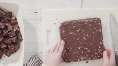 Ev yapımı şekerleme ve kurabiyeleri Noel hediyesi kutusuna koymak.