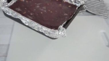 Ev yapımı şekerleme ve kurabiyeleri Noel hediyesi kutusuna koymak.