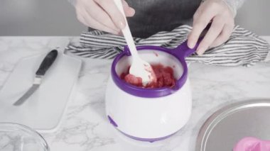 Adım adım. Erimiş kırmızı çikolata parçalarından çikolata kalpler ve öpücükler yapmak.