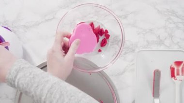 Soğutucu taze pişmiş kırmızı kadife kekler..