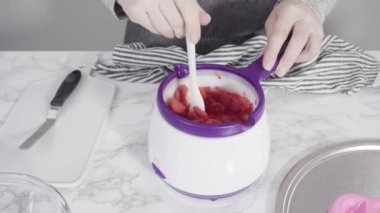 Çikolata parçacıklarını eriterek..