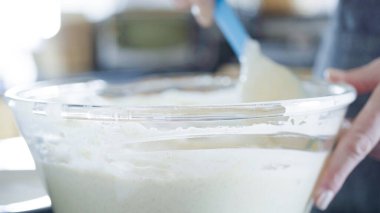 Kahvaltıda taze waffle yapmak için cam karıştırma kabında ev yapımı waffle hamuru hazırlıyorum..