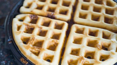 Elektrikli waffle makinesinde ev yapımı waffle yapma.