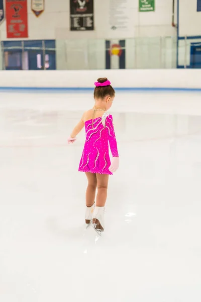 Piccolo Pattinatore Figura Abito Rosa Che Pratica Sulla Pista Pattinaggio — Foto Stock