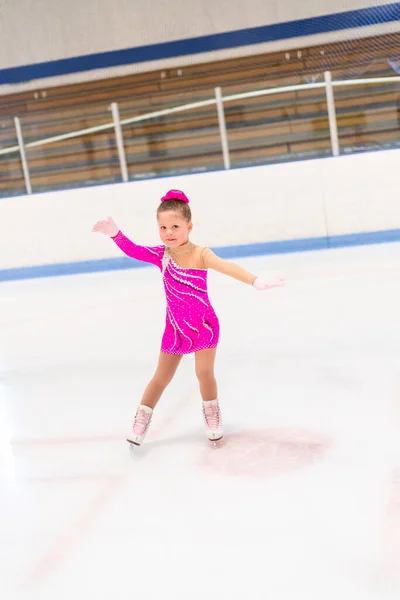 Pequeño Patinador Artístico Vestido Rosa Practicando Pista Hielo Interior — Foto de Stock