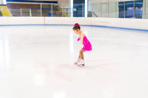 Kleine Kunstschaatser Roze Jurk Aan Het Oefenen Indoor Ijsbaan — Stockfoto