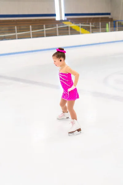 Kleine Eiskunstläuferin Rosa Kleid Übt Auf Der Eissporthalle — Stockfoto