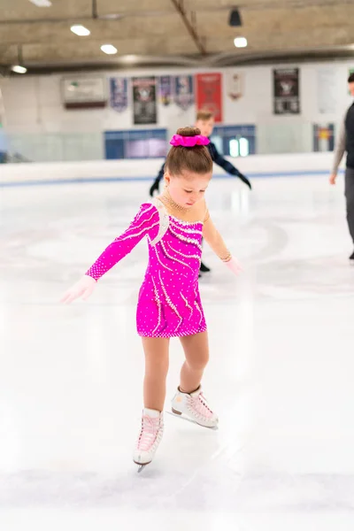 Kleine Eiskunstläuferin Rosa Kleid Übt Auf Der Eissporthalle — Stockfoto