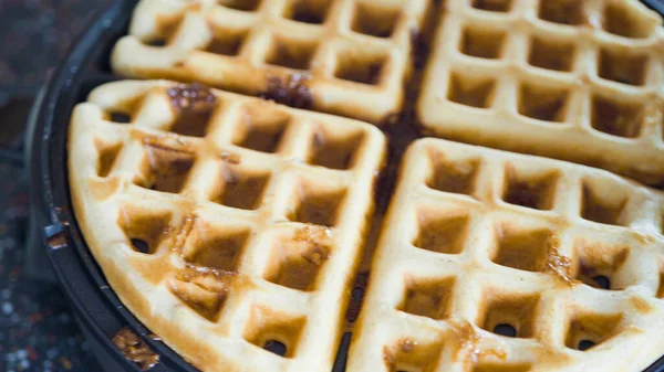 Zelfgemaakte Wafels Maken Een Elektrische Wafelmachine — Stockfoto