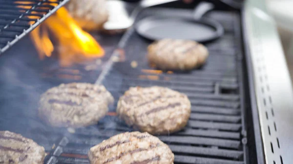 ガソリングリルでハンバーガーの牛肉のパテを調理 — ストック写真