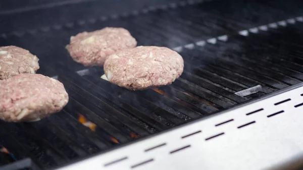 Kochen Hamburger Rindfleischpastete Auf Einem Gasgrill — Stockfoto