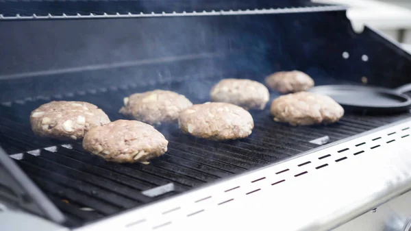 Hamburger Runderpasteitjes Koken Een Gasgrill — Stockfoto