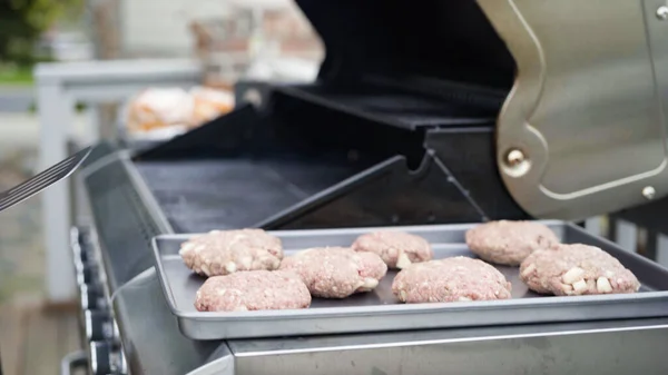 Приготування Гамбургерних Яловичих Пирогів Газовому Грилі — стокове фото