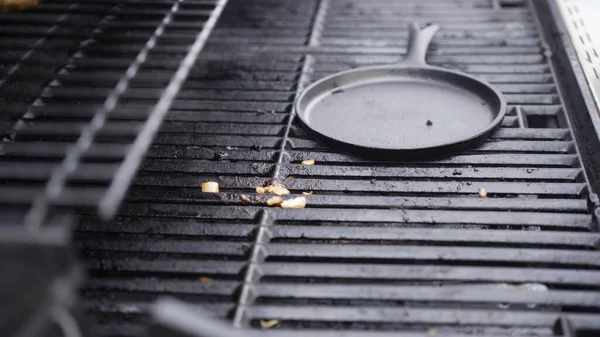 Cooking Eggs Cast Iron Skillet Gas Grill — Stock Photo, Image