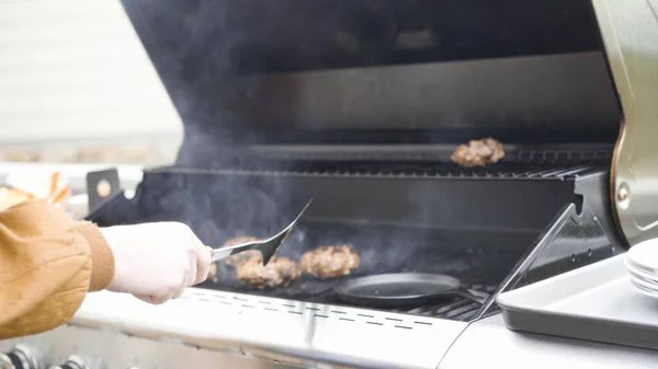 Cocinar Hamburguesas Empanadas Carne Una Parrilla Gas —  Fotos de Stock