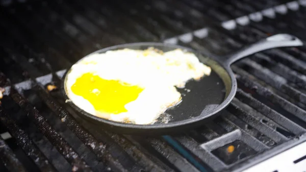 Яйца Приготовления Чугунной Сковороде Газовом Гриле — стоковое фото