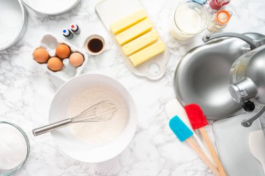 Düz; ay. Kek pişirmek için unu diğer kuru malzemelerle karıştırıyorum..