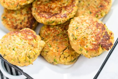 Servis tepsisinde taze kızarmış kabak kekleri..