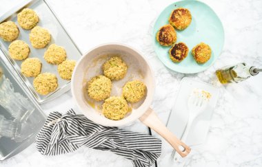 Düz yatıyordu. Kızartma tavasında zeytinyağında kabak keki kızartıyorum..