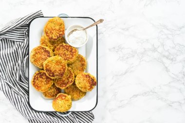 Düz yatıyordu. Servis tepsisinde taze kızarmış kabak kekleri..