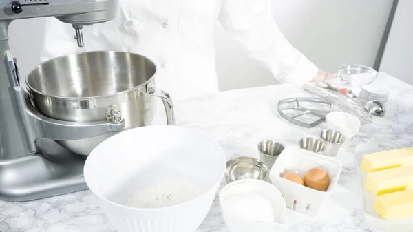 Adım Adım Denizkızı Temalı Vanilyalı Kekler Pişirmek Için Mutfak Mikserinde — Stok fotoğraf