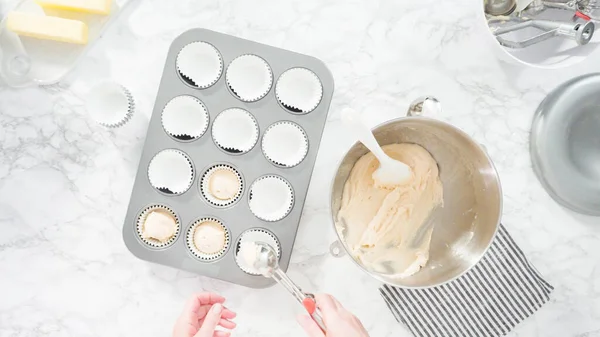 Flat Lay Step Step Scooping Batter Batter Scooper Cupcake Pan — Stock Photo, Image