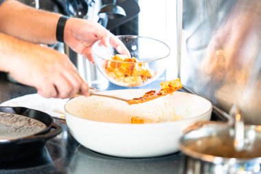 Kızarmış tavada baharatlı soslu soya peyniri..