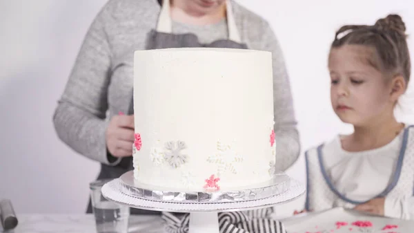 Adım Adım Yuvarlak Funfetti Pastasını Pembe Beyaz Fondant Kar Taneleriyle — Stok fotoğraf