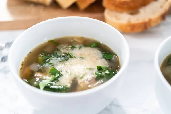 新鮮に調理された菜食主義の白豆スープ白いボウルにスープ — ストック写真