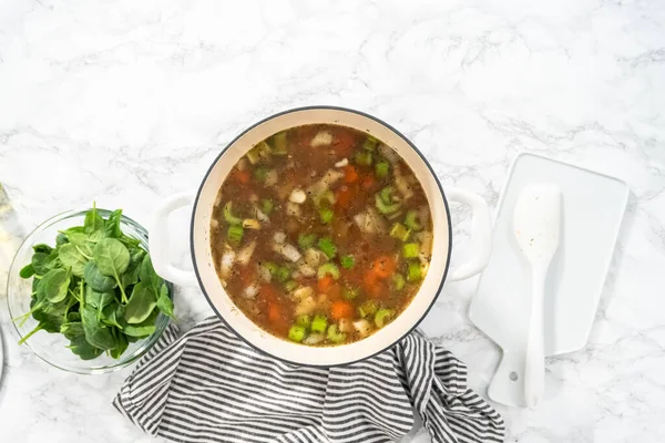 Acostado Cocinar Sopa Vegetariana Frijol Blanco Horno Holandés Hierro Fundido — Foto de Stock