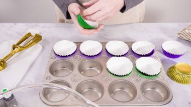 Adım adım. Kek tepsisini folyolu kek bardaklarıyla dolduruyorum..