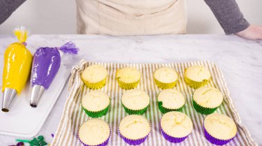 Adım adım. Mardi Gras kutlaması için kremalı İtalyan kremalı vanilyalı kek..