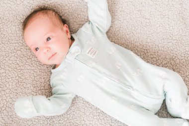 Yeni doğmuş bir bebeğin yaşam tarzı portresi, üç haftalık bir kız bebek..