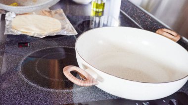 Un tortilla içinde taze sebze, yumurta ve pastırma ile kahvaltıda burrito pişirmek..