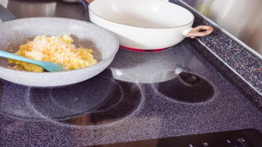 Un tortilla içinde taze sebze, yumurta ve pastırma ile kahvaltıda burrito pişirmek..