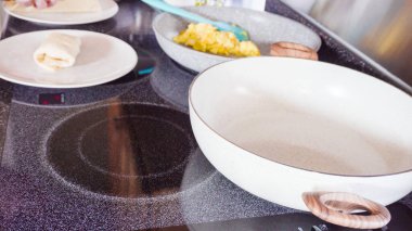 Un tortilla içinde taze sebze, yumurta ve pastırma ile kahvaltıda burrito pişirmek..