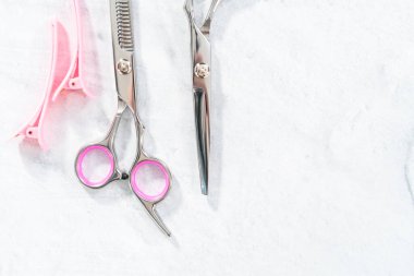 Gri arkaplanda yeni berber pembe makas.