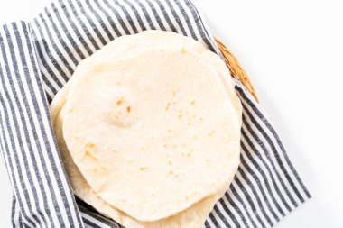 Mutfak havlusuna sarılı taze pişmiş ekmek yığını..